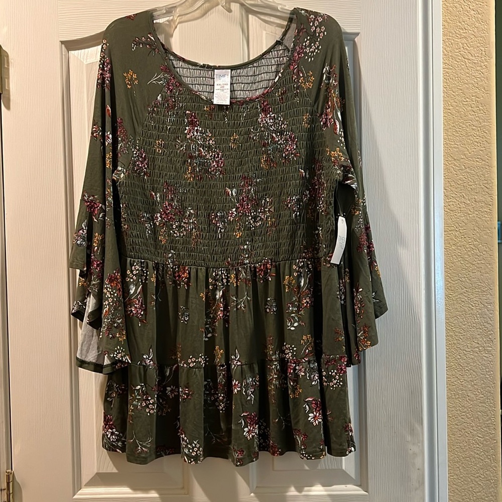 Time and Tru olive green and floral print tunic style blouse. Size XXL/2XG (20).